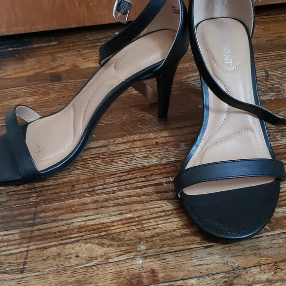 Strappy heals - Picture 2 of 3